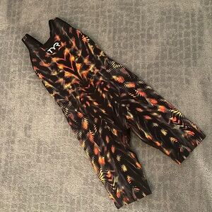 EUC TYR Venzo Genesis Inferno Size 27